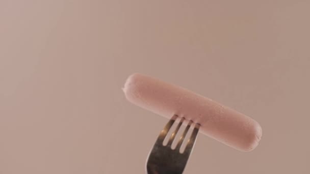 放在铁叉上的粉红香肠 厨房里的背景是快餐 — 图库视频影像