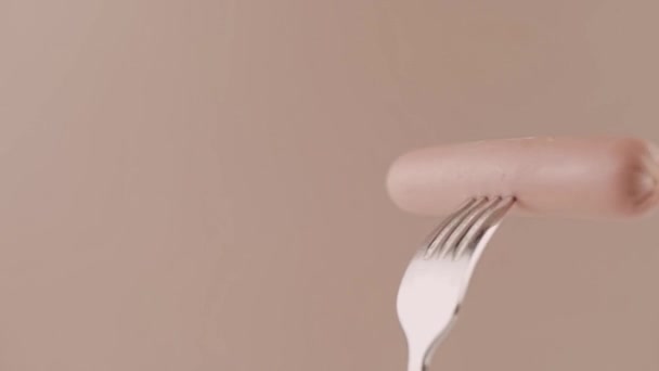 Een Roze Worst Een Ijzeren Vork Achtergrond Keuken Fast Food — Stockvideo