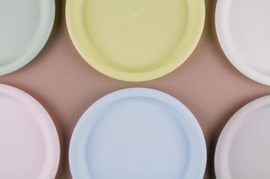 Mutfak masasında yeniden kullanılabilir plastik tabaklar var.