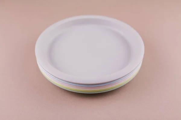 Set Piastre Colorate Riutilizzabili Plastica Sul Tavolo Della Cucina — Foto Stock