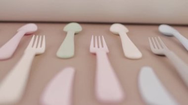 Farklı renklerde yeniden kullanılabilir plastik çatal bıçak seti mutfak masasında çatal bıçak.