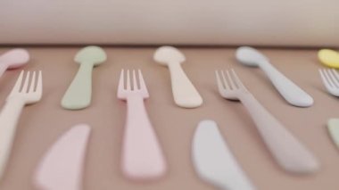 Farklı renklerde yeniden kullanılabilir plastik çatal bıçak seti mutfak masasında çatal bıçak.