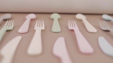 Farklı renklerde yeniden kullanılabilir plastik çatal bıçak seti mutfak masasında çatal bıçak.