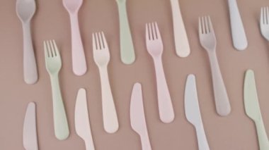 Farklı renklerde yeniden kullanılabilir plastik çatal bıçak seti mutfak masasında çatal bıçak.