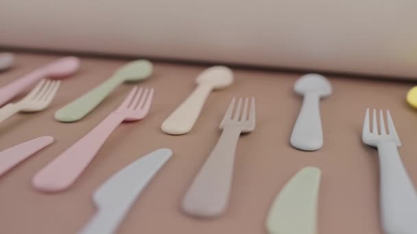 Set Posate Riutilizzabili Plastica Diversi Colori Cucchiai Forchette Coltelli Sul — Video Stock