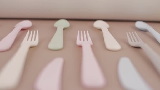 Farklı Renklerde Yeniden Kullanılabilir Plastik Çatal Bıçak Seti Mutfak Masasında — Stok video