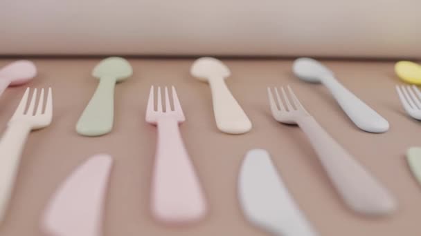 Juego Cubiertos Reutilizables Plástico Diferentes Colores Cucharas Tenedores Cuchillos Mesa — Vídeo de stock