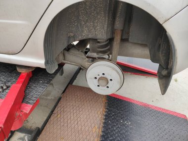 Baharda yolcu vagonunda değişen bir tekerlek.