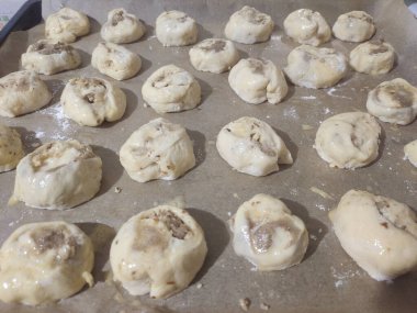 Fırında sıra bekleyen hamur çörekleri ev yapımı kekler.