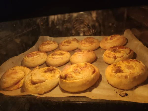 Yapımı Çörekler Fırında Pişirme Tepsisinde Pişirilir — Stok fotoğraf