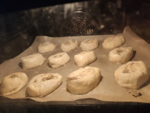 Bollos Caseros Hornean Una Bandeja Para Hornear Horno —  Fotos de Stock