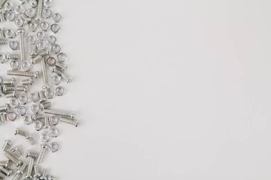 Onarım ve inşaat için beyaz arka planda bir demir vida ve fındık
