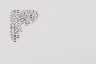 Beyaz arka planda tamir edilecek bir sürü yeni fındık.