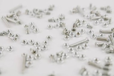 Onarım ve inşaat için beyaz arka planda bir demir vida ve fındık