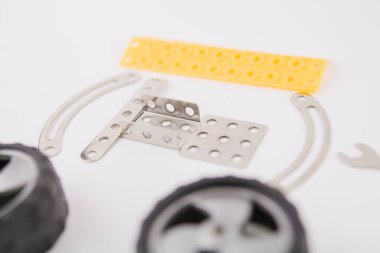 Beyaz arka planda fındık ve vidaları olan bir çocuk demir üreticisi.