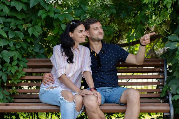 Yazın parktaki bankta oturan bir kızla oturan adam.