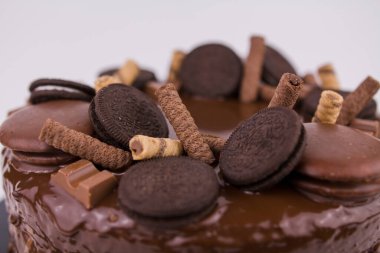 Kurabiyeli ve şekerli büyük güzel bir çikolatalı pasta.