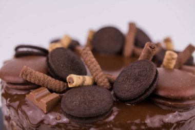 Kurabiyeli ve şekerli büyük güzel bir çikolatalı pasta.