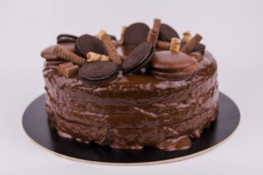 Kurabiyeli ve şekerli büyük güzel bir çikolatalı pasta.