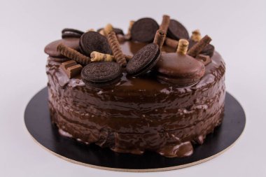 Kurabiyeli ve şekerli büyük güzel bir çikolatalı pasta.