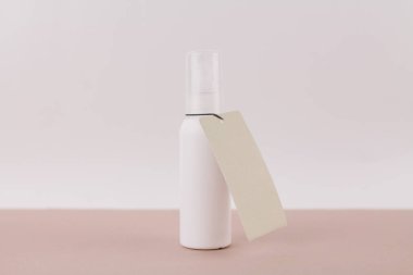 Şampuan için beyaz kavanoza boş fiyat etiketi ya da beyaz arka planda kozmetik ürünler