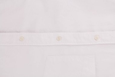 Beyaz adamın gömleğinin düğmesi. Yaklaş.