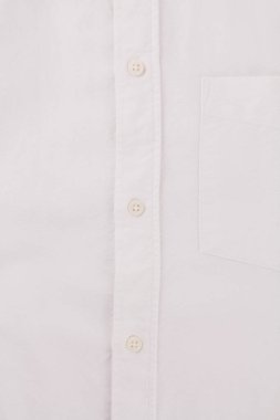 Beyaz adamın gömleğinin düğmesi. Yaklaş.