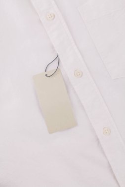 Beyaz gömlek için boş bir etiket