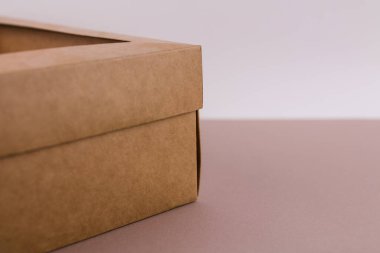 Taşınmak ya da paketlenmek için arkaplanda bir karton kutu