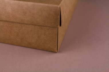 Taşınmak ya da paketlenmek için arkaplanda bir karton kutu