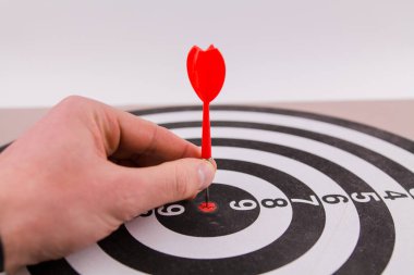 Hedefin tam ortasına bir kırmızı dart dartı isabet etti.