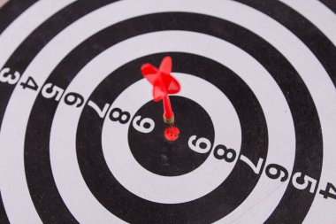 Hedefin tam ortasına bir kırmızı dart dartı isabet etti.