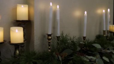 Tatil için restorandaki bir masada mumlar.