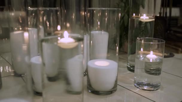벽난로 바닥에 촛불을 — 비디오