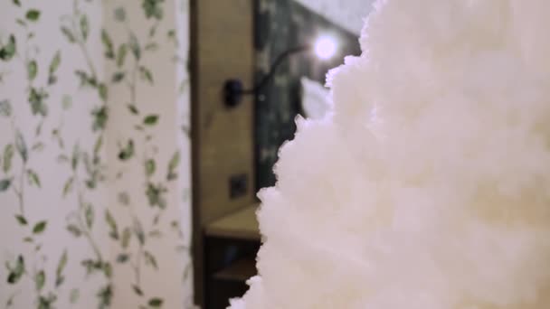Ein Schönes Üppiges Hochzeitskleid Auf Einer Schaufensterpuppe Zimmer — Stockvideo