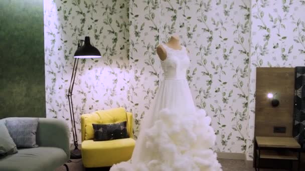 Piękna Bujna Suknia Ślubna Manekin Pokoju — Wideo stockowe