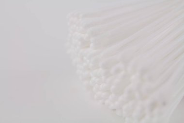 Kulaklar için yeni bir paket pamuklu çubuk.