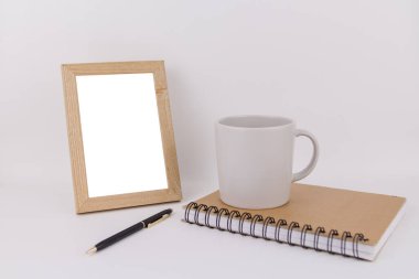 Fincanlı ve not defterli bir fotoğraf çerçevesi