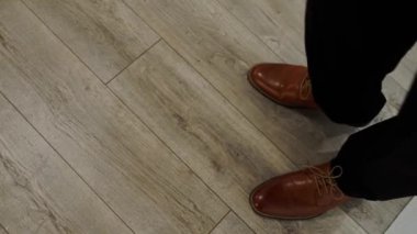 Kahverengi deri ayakkabılı bir adam