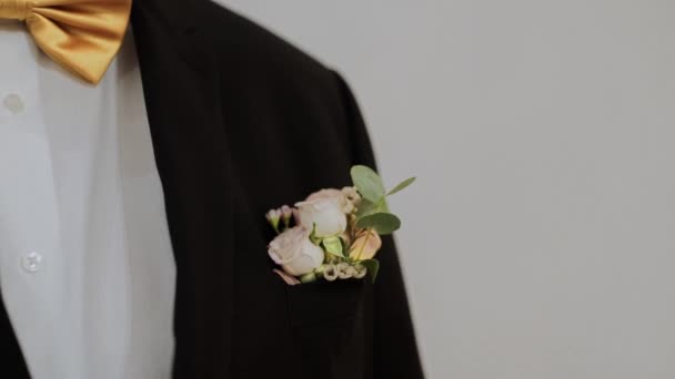 Boutonniere Květin Ženichově Černé Bundě — Stock video