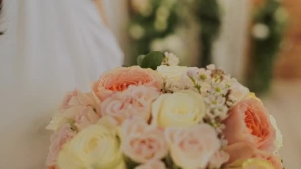 Menyasszony Kezében Tartja Esküvői Csokrot — Stock videók