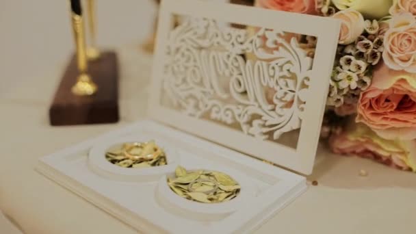 Gouden Trouwringen Tafel Voor Ceremonie — Stockvideo