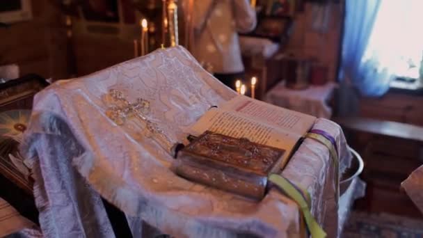 桌上的教堂里的书本和金属十字架 — 图库视频影像