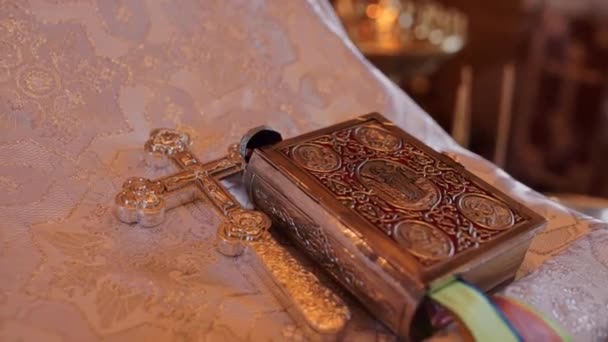 テーブルの上の教会の本と金属の十字架 — ストック動画