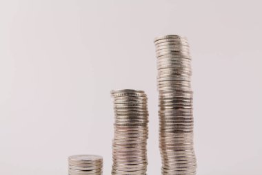 Bir para beyaz arka planda hisse senetlerinde para