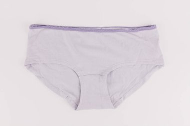 Beyaz arka planda güzel bir kadın külotu.