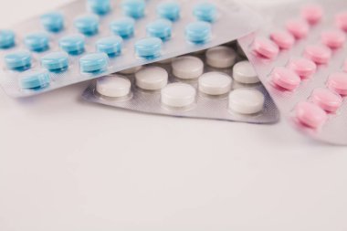 İlacın arka planında su toplayan kabarcıklarda farklı renklerde bir aplet.