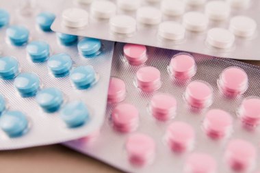 İlacın arka planında su toplayan kabarcıklarda farklı renklerde bir aplet.