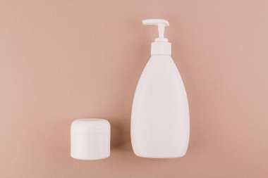 arka planda kozmetik ve krem konteynırları