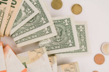 Beyaz arka planda bir dolarlık banknotlar finans parası